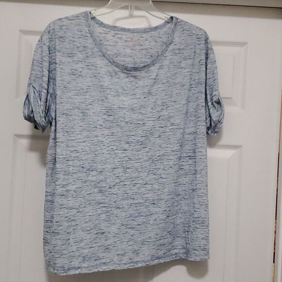 Women within gray top - Picture 1 of 7